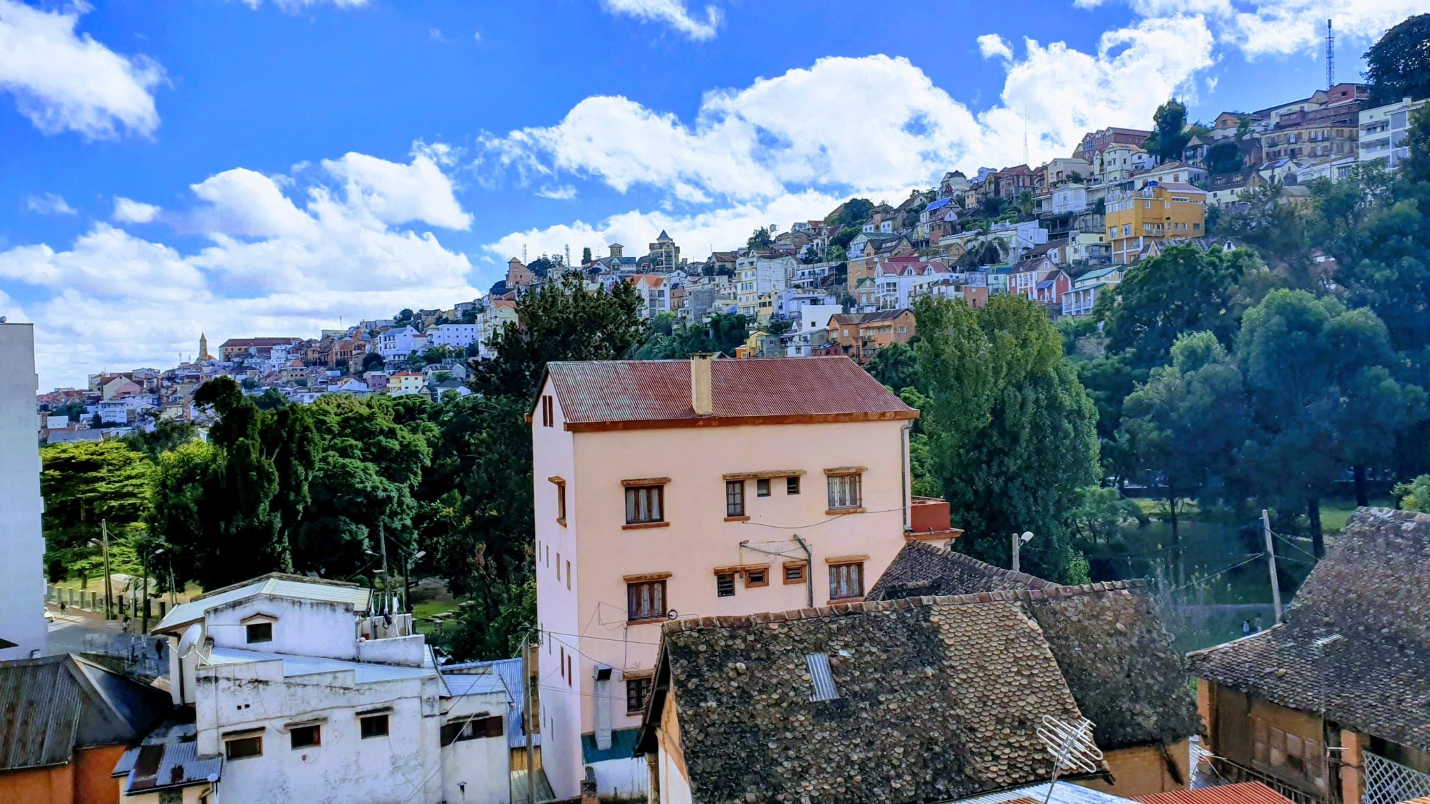 Vue sur la Rova depuis la rue à Antananarivo Madagascar