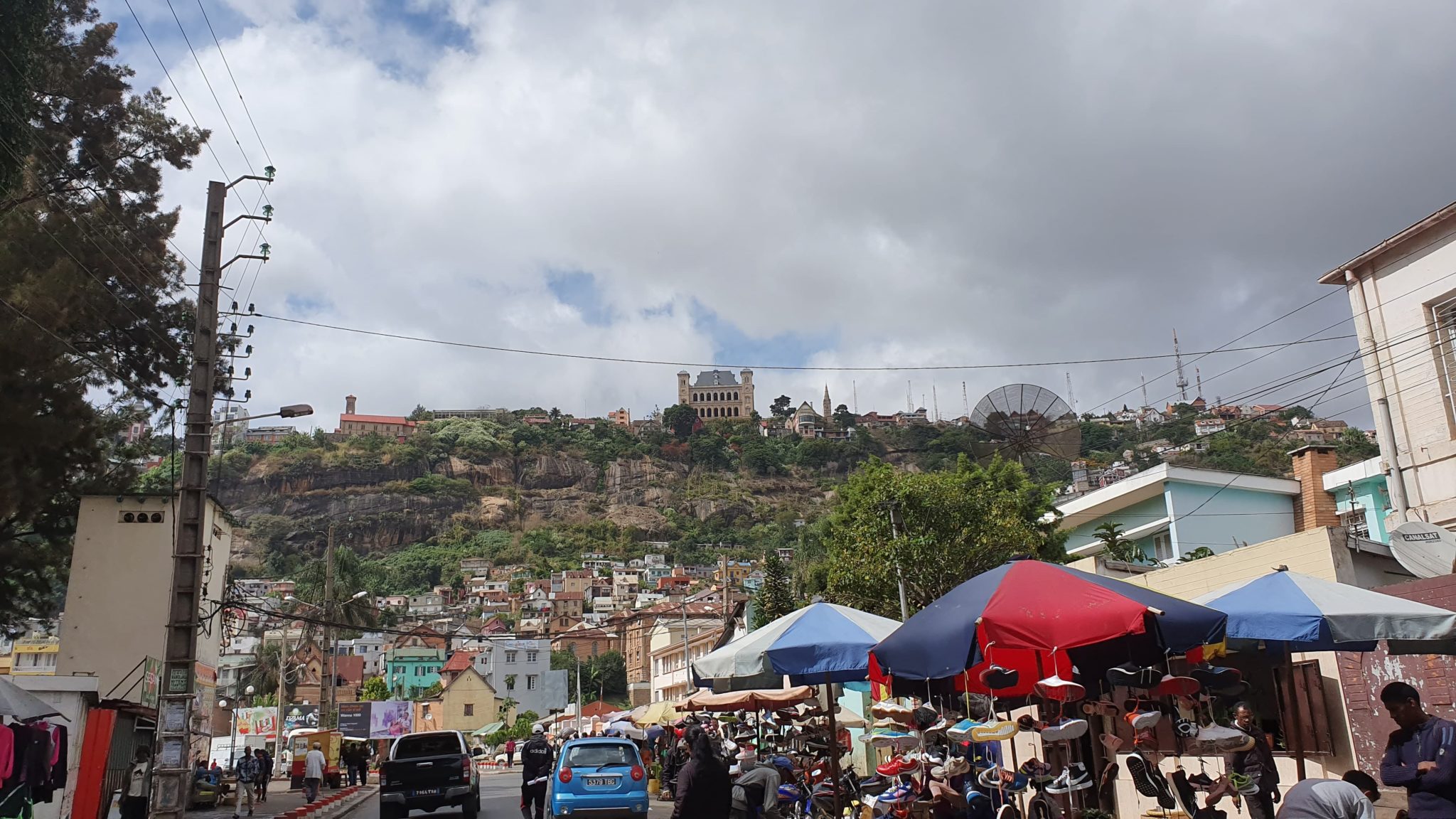 Vue sur la Rova depuis la rue à Antananarivo Madagascar