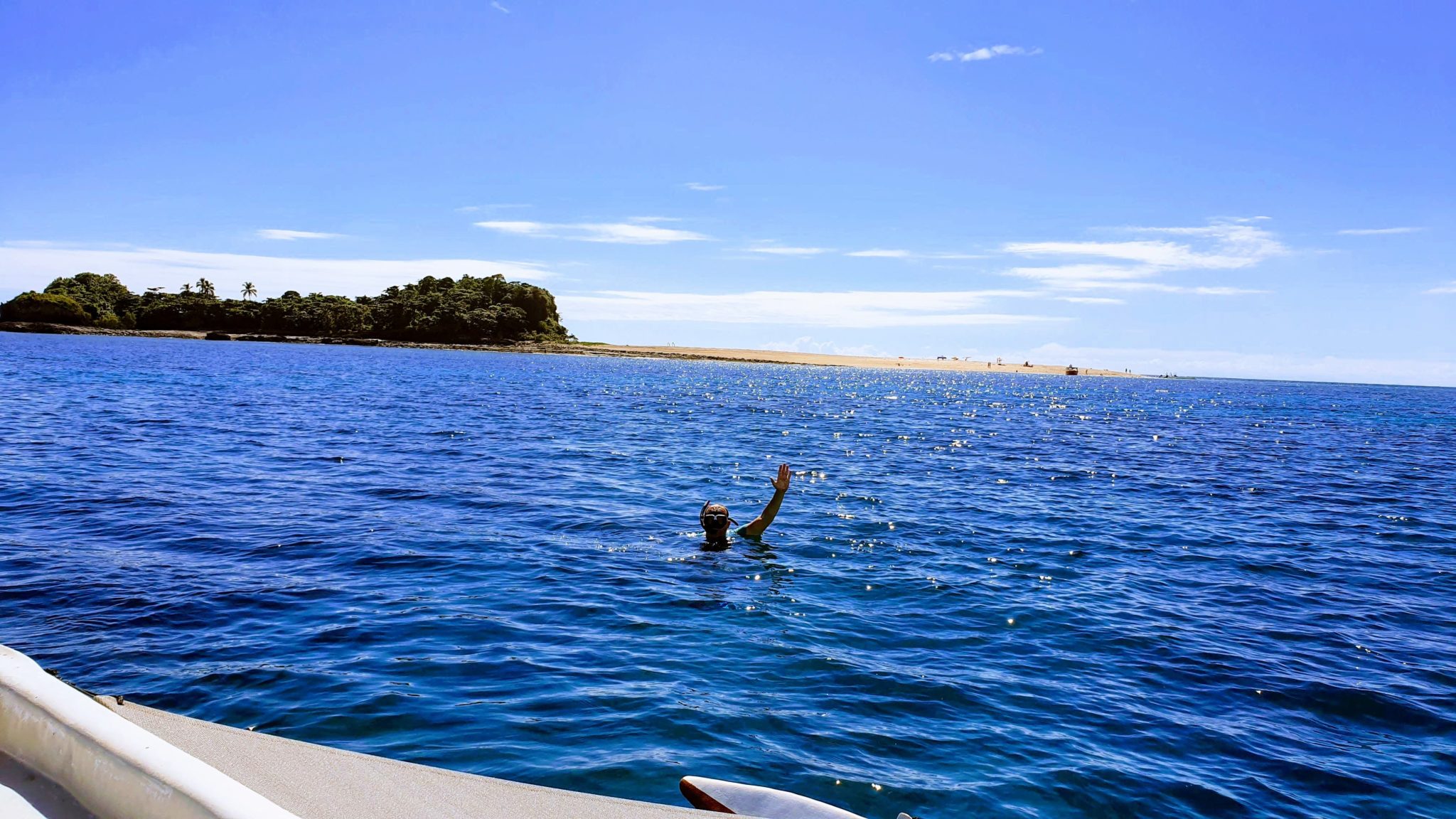 Un homme fait du snorkeling dans l'eau claire autour de Nosy Fanihy, au large de Nosy Be