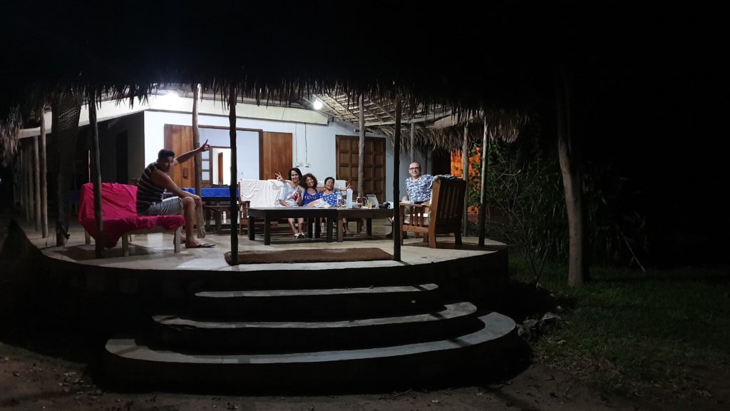 Détente en famille sur une terrasse à Majunga la nuit
