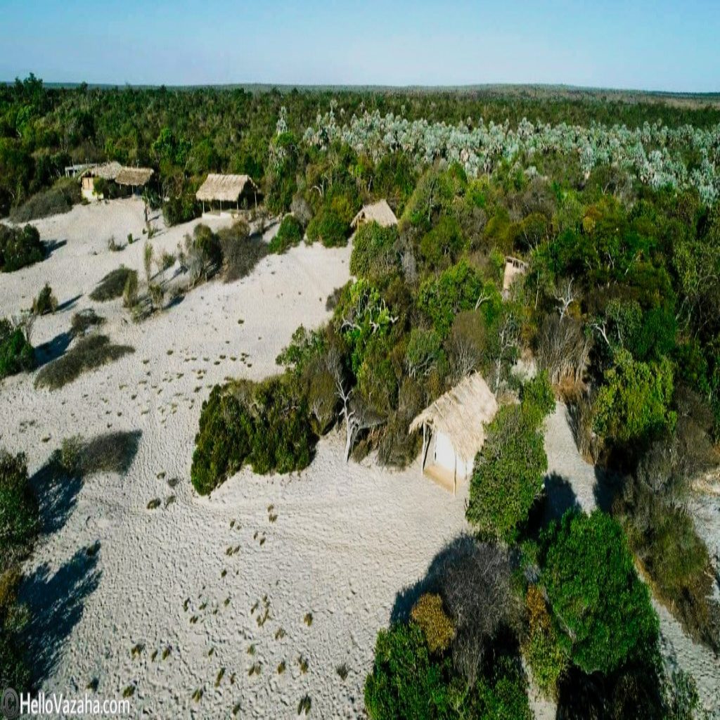 Vue aérienne de bungalows en bord de plage à Madagascar