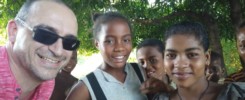 Un vazaha entouré de jeunes malgaches sur la route de Majunga